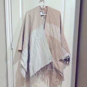 Soia &Kyo pink block cape. Gorgeous!! Make me an offer🩷